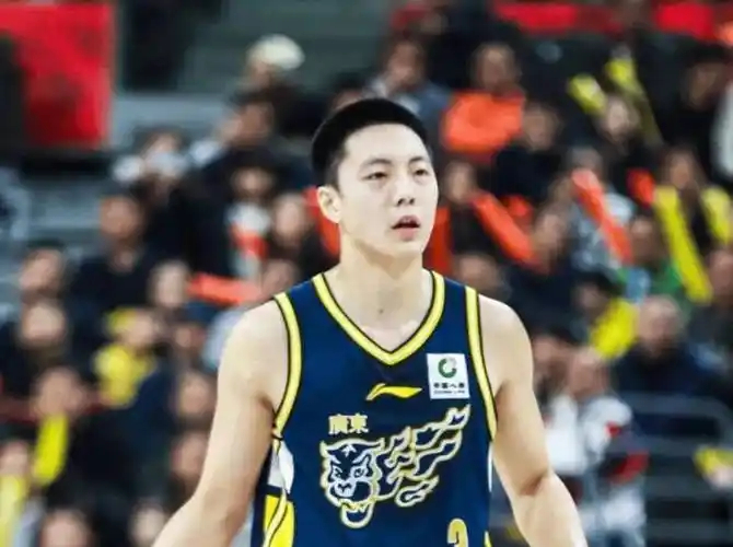 恋情影响？胡明轩低迷原因找到，杜锋回应，他或不该犯错|徐杰|广东男篮|浙江男篮|中国男篮|比赛_新浪体育_新浪新闻